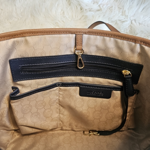 Michael Kors Saffiano Jet Set Summer Tote - Picture 5 of 15